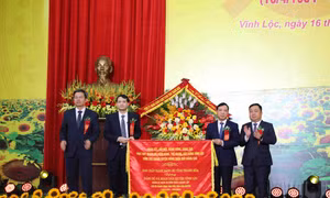 Ban Chấp hành Đảng bộ tỉnh Thanh Hóa tặng bức trướng cho Đảng bộ, chính quyền và nhân dân huyện Vĩnh Lộc . Ảnh: Hoa Mai-TTXVN