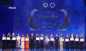 Đồng chí Lại Xuân Môn, Uỷ viên Trung ương Đảng, Phó trưởng ban Thường trực Ban Tuyên giáo Trung ương và ông Đỗ Xuân Tuyên, Thứ trưởng Bộ Y tế trao giải Ba cho các tác giả và chứng nhận cho nhân vật trong các tác phẩm đoạt giải. Ảnh: Thống Nhất – TTXVN