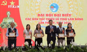 Thứ trưởng, Phó Chủ nhiệm Ủy ban Dân tộc Y Vinh Tơr trao Kỷ niệm chương Vì sự nghiệp phát triển các dân tộc cho 5 cá nhân tiêu biểu. Ảnh: TTXVN phát