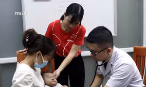 Bác sỹ khám sàng lọc miễn phí bệnh tim bẩm sinh cho trẻ nhỏ. Ảnh: Quang Cường – TTXVN