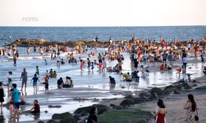 Bãi biển Thương Chánh, thành phố Phan Thiết (Bình Thuận) đông nghịt du khách tắm biển trong ngày nghỉ lễ đầu tiên. Ảnh: Nguyễn Thanh - TTXVN
