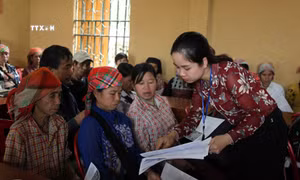 Cán bộ thôn Láo Lý, xã tả Phời (thành phố Lào Cai) tuyên truyền đến người dân về tác hại và hệ lụy của việc hôn nhân cận huyết thống. Ảnh: Quốc Khánh - TTXVN