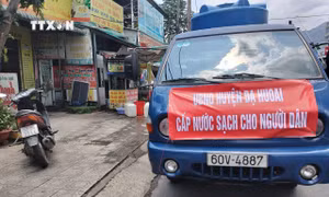 Chính quyền địa phương tổ chức 3 xe bồn chở nước cung cấp nước sạch tại nhà cho người dân thị trấn Đạ M’ri. Ảnh: TTXVN phát