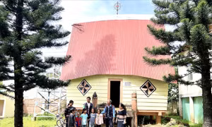 Người có uy tín Hmrik (người đứng thứ hai từ phải qua trái) vận động bà con Gia Rai ở làng Ia Neung, xã Biển Hồ, Tp. Pleiku chung tay xây dựng nếp sống mới văn minh, đậm đà bản sắc.Ảnh: baodantoc.vn