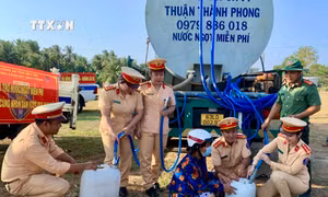 Tuổi trẻ Công an tỉnh Bến Tre hỗ trợ nước ngọt cho người dân vùng hạn, mặn ở huyện Bình Đại. Ảnh: Huỳnh Phúc Hậu - TTXVN