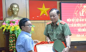 Đại diện gia đình liệt sĩ trao tặng hiện vật của liệt sĩ cho đại diện Cục Công tác Đảng và công tác Chính trị. Ảnh: Tuấn Anh – TTXVN
