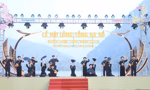 Các tiết mục văn nghệ đặc sắc biểu diễn tại lễ hội. Ảnh: Vũ Hoàng Giang – TTXVN