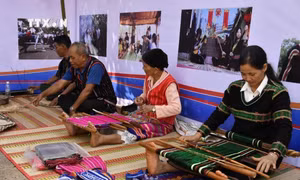 Đồng bào S’tiêng tham gia dệt thổ cẩm tại lễ công bố di sản văn hóa phi vật thể quốc gia. Ảnh: TTXVN phát