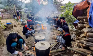 Thời gian đợi bánh chưng được luộc chín cũng là thời điểm người Dao cùng nhau nói cười, trò chuyện vui vẻ. Ảnh: Thanh Tùng