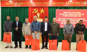 Lãnh đạo huyện Nam Giang (Quảng Nam) tặng qùa Tết cho các già làng, trưởng bản xã vùng biên giới Chơ Ơm. Ảnh: Đoàn Hữu Trung - TTXVN