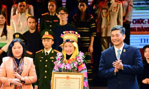 Nữ sinh Sùng Thị Vân trong trang phục truyền thống của đồng bào dân tộc Lô Lô tại Lễ tuyên dương học sinh, sinh viên, thanh niên dân tộc thiểu số xuất sắc tiêu biểu toàn quốc năm 2023 do Ủy ban Dân tộc tổ chức. Ảnh: Song Hùng