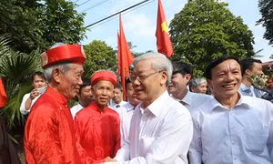 Tổng Bí thư Nguyễn Phú Trọng với nhân dân thôn Tháp Thượng, xã Song Phượng. Ảnh: Trí Dũng - TTXVN