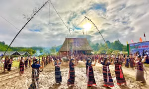 Hội làng mừng Gươl mới của đồng bào Cơ-tu thôn Aró. Ảnh: Khánh Nguyên