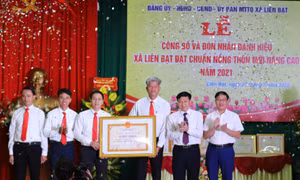 Phó Chánh Văn phòng Điều phối Chương trình xây dựng nông thôn mới thành phố Hà Nội Ngọ Văn Ngôn trao "Bằng công nhận xã đạt chuẩn nông thôn mới nâng cao năm 2021" của thành phố Hà Nội cho xã Liên Bạt.