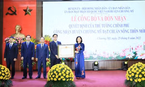 Ủy viên Trung ương Đảng, Phó Bí thư Thường trực Thành ủy Hà Nội Nguyễn Thị Tuyến trao Quyết định công nhận huyện Chương Mỹ đạt chuẩn nông thôn mới.