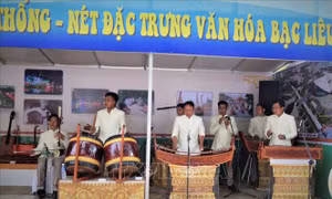 Biểu diễn nhạc cụ truyền thống tại Triển lãm. Ảnh: Ánh Tuyết - TTXVN