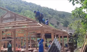 Huyện Nậm Pồ dồn sức di dời gần 30 hộ dân nằm dưới cung trượt sạt trên đồi
