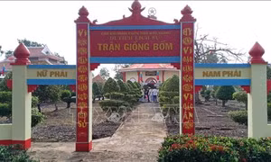 Cổng vào di tích Quốc gia trận Giồng Bốm. Ảnh: TTXVN phát