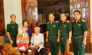 Thiếu tướng Hoàng Đình Chung, Chủ nhiệm Chính trị Quân khu 7, và đoàn công tác thăm và chúc Tết gia đình Anh hùng Lực lượng vũ trang Nhân dân Trần Thị Sữa, thị trấn Tân Châu, huyện Tân Châu, tỉnh Tây Ninh. Ảnh: baoquankhu7.vn
