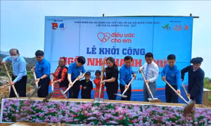 Tiếp tục hỗ trợ học sinh mồ côi, hoàn cảnh khó khăn khu vực miền núi phía Bắc