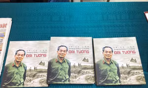 Ra mắt cuốn sách “Triển lãm theo dấu chân Đại tướng”
