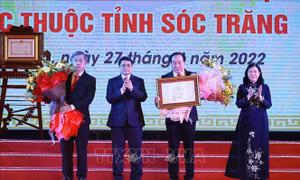 Thủ tướng Phạm Minh Chính trao Quyết định công bố thành phố Sóc Trăng là đô thị loại II trực thuộc tỉnh Sóc Trăng. Ảnh: Dương Giang-TTXVN