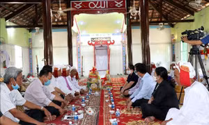 Thăm và chúc Tết Ramưwan đồng bào Chăm theo đạo Bà Ni ở Bình Thuận