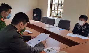 Lực lượng chức năng lấy lời khai của đối tượng Dương Ngọc Kiên (bên phải). Ảnh: tienphong.vn