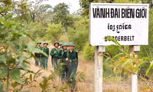 Chiến sĩ Đồn Biên phòng Ia R’vê (Đắk Lắk) tuần tra khu vực vành đai biên giới. Ảnh: TTXVN