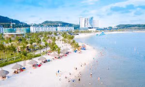 Bãi biển nhân tạo Dragon Beach đã khắc phục hoàn toàn vấn đề nước đục tại Đồ Sơn, thiết lập chuẩn nghỉ dưỡng mới tại miền Bắc. Ảnh: vneconomy.vn