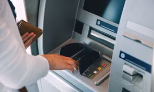 Thí điểm rút tiền bằng căn cước công dân gắn chip