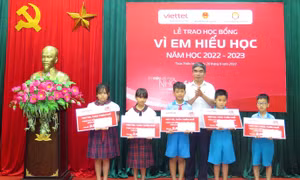Thừa Thiên - Huế: Trao 420 suất học bổng "Vì em hiếu học" 