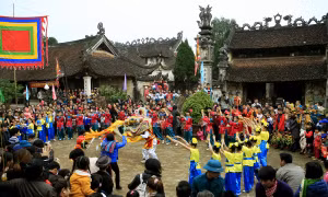 Đình Hùng Lô thuộc xã Hùng Lô, thành phố Việt Trì, cách Đền Hùng 9km về hướng Nam. Đình thờ tam vị đại vương Ất Sơn Đại Vương, Viễn Sơn Đại Vương, Áp Đạo Quan Đại Vương đã được Bộ Văn hóa xếp hạng Di tích lịch sử kiến trúc nghệ thuật cấp Quốc gia năm 1990