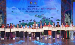 Các lãnh đạo trao Bằng khen cho các thiếu nhi tiêu biểu dân tộc toàn quốc lần thứ IV. Ảnh: thieunien.vn