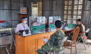 Người nghèo vay vốn chính sách tại Điểm Giao dịch xã Chế Tạo, huyện Mù Cang Chải. Ảnh: Tiến Khánh - TTXVN