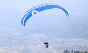 Một phi công tham dự Giải cất cánh thành công tại Giải dù lượn đường trường Putaleng mở rộng năm 2020. Ảnh: TTXVN