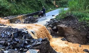 Hà Giang: Mưa lớn trong nhiều giờ, hai người bị thương, hàng chục ngôi nhà bị đổ sập