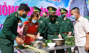 Bộ Tư lệnh Bộ đội Biên phòng chúc Tết nhân dân vùng biên giới Kon Tum