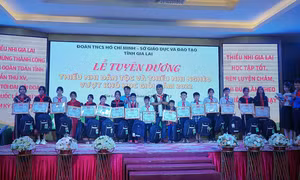 81 thiếu nhi dân tộc và thiếu nhi nghèo vượt khó học giỏi được tuyên dương. Ảnh: Hoài Nam – TTXVN