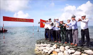 Thăm, tặng quà quân, dân huyện đảo Trường Sa