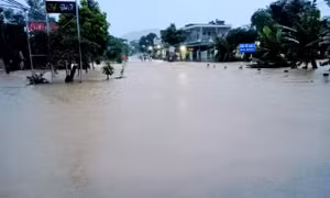 Khu vực cầu Võ Lao 2 thuộc huyện Văn Bàn (Lào Cai) trở thành "biển nước" mênh mông. Nguồn: baolaocai.vn