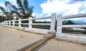 Hệ dầm nhịp cầu sông Vầu bị xô lệch. Ảnh: baoquangnam.vn 