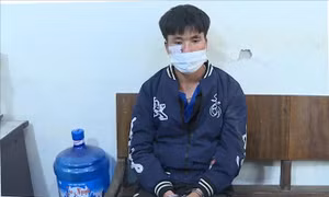 Đối tượng cùng tang vật. Ảnh: TTXVN phát.
