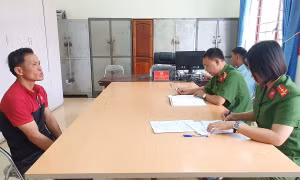 Đối tượng Lường Văn Phai tại cơ quan điều tra. Ảnh: TTXVN