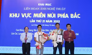 Trao Huy chương Vàng cho tác phẩm “May áo mới” của tác giả Nguyễn Văn Quang, tỉnh Lai Châu và tác phẩm “Cô dâu Dao đỏ” của tác giả Ngọc Như Hải, tỉnh Thái Nguyên. Ảnh: Việt Hoàng - TTXVN