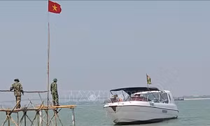 Tại trạm kiểm soát luôn luôn có 1 ca nô cứu hộ cứu nạn và 5 cán bộ chiến sĩ làm nhiệm vụ. Ảnh: Đoàn Hữu Trung -TTXVN