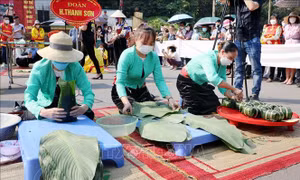 Giỗ Tổ Hùng Vương năm 2022: Hội thi gói, nấu bánh chưng và giã bánh giầy