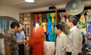 Các nhà nghiên cứu trao đổi, thảo luận về các sản phẩm tơ lụa được kéo sợi từ cuống cây sen.