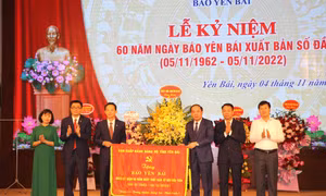 Lãnh đạo tỉnh Yên Bái tặng hoa chúc mừng và bức trướng mang dòng chữ: "Đoàn kết - Trung thành - Sáng tạo - Phát triển” cho Báo Yên Bái. Ảnh: Việt Dũng - TTXVN