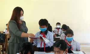 Cô Lê Thị Thu Trang hướng dẫn học sinh người dân tộc học tiếng Việt. Ảnh: Xuân Triệu - TTXVN
